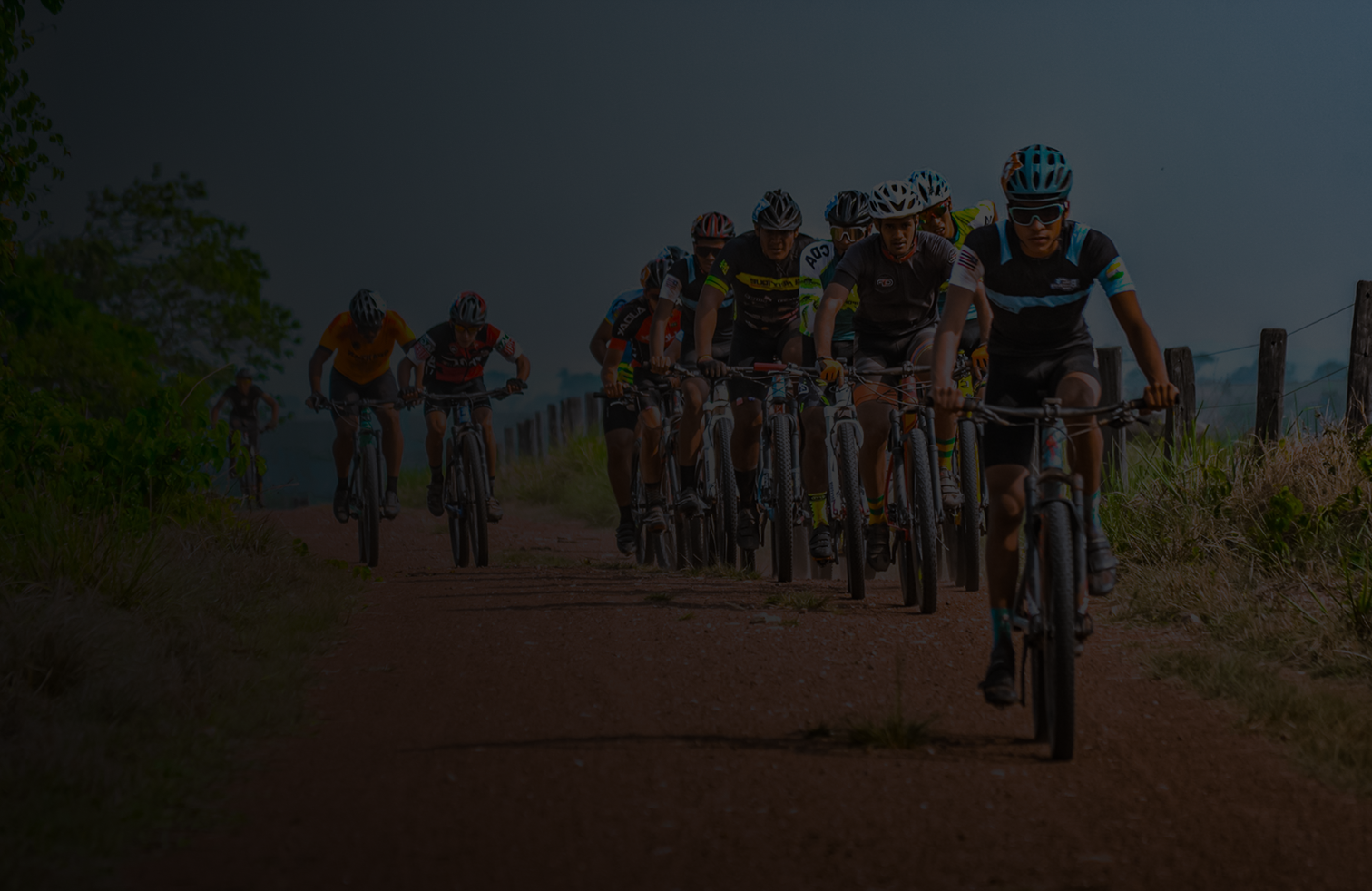 Ciclistas em uma trilha
